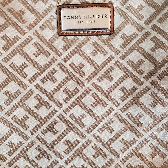 TOMMY HILFIGER monogram large cross body bag - Picture 2 of 5